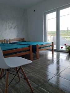 クラドヴォにあるVila Milicaのベッドルーム1室(ベッド1台、椅子、窓付)