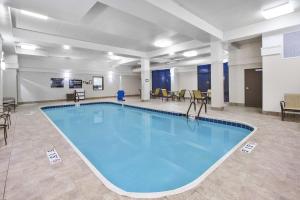 - une grande piscine dans une chambre d'hôtel dans l'établissement Hampton Inn & Suites Springboro, à Springboro