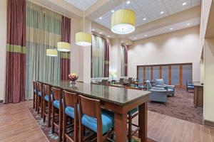 a conference room with a large table and chairs at Hampton Inn & Suites Shreveport/Bossier City at Airline Drive in Bossier City +27 photos