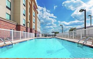 une piscine en face d'un bâtiment dans l'établissement Hampton Inn & Suites Shreveport/Bossier City at Airline Drive, à Bossier City