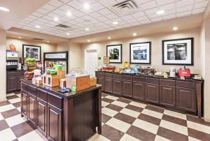 a restaurant with a cashier counter in a store at Hampton Inn & Suites Shreveport/Bossier City at Airline Drive in Bossier City