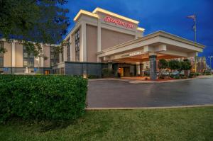 un hotel con un cartel en la parte delantera de un edificio en Hampton Inn Shreveport/Bossier City en Bossier City