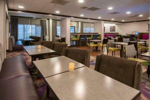 a dining room with tables and chairs and tables and chairsktop at Hampton Inn Shreveport/Bossier City in Bossier City