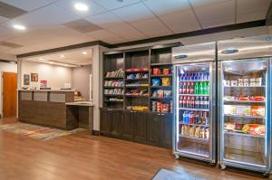 un ufficio con due frigoriferi e un bancone con bevande di Hampton Inn Shreveport/Bossier City a Bossier City