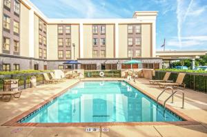 a swimming pool in front of a hotel at Hampton Inn Shreveport/Bossier City in Bossier City