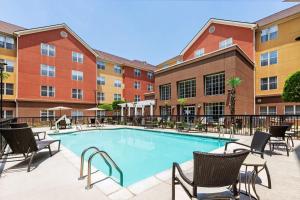 une image d'une piscine dans un complexe d'appartements dans l'établissement Homewood Suites by Hilton Shreveport, à Shreveport