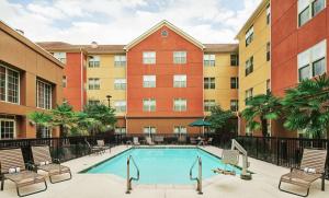 una imagen de una piscina frente a un edificio en Homewood Suites by Hilton Shreveport, en Shreveport
