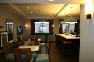 um restaurante com um bar e mesas e cadeiras em Hampton Inn Shreveport-Airport em Shreveport