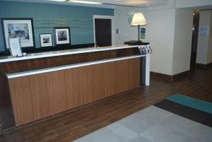 a hotel lobby with a reception desk and a counter at Hampton Inn Shreveport-Airport in Shreveport