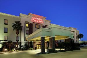 un hôtel avec un panneau indiquant hampton inn and suites dans l'établissement Hampton Inn & Suites Shreveport, à Shreveport
