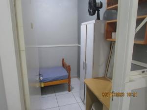 Habitación pequeña con silla azul en una habitación en POUSADA ECONOMICA PORTO, en Porto Alegre