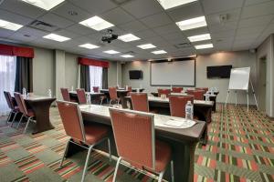 una sala de conferencias con mesas, sillas y una pizarra en Hampton Inn & Suites Shreveport, en Shreveport