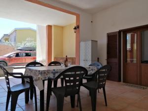 a dining room with a table and chairs at Casa Alpamar in Villasimius