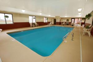 a large swimming pool in a hotel room at Hampton Inn Sidney in Sidney