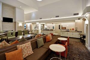 - un hall d'accueil avec un canapé et des tables dans l'établissement Homewood Suites by Hilton Salt Lake City - Midvale/Sandy, à Midvale