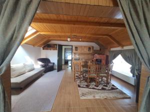 een woonkamer met een bank en een tafel en stoelen bij Casa Meli in Borsa