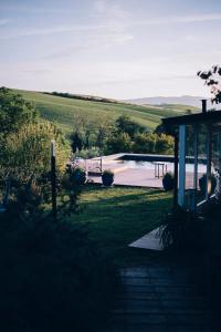Blick auf einen Garten mit Pool und Haus in der Unterkunft Agriturismo Podere il Fornacino in Santa Luce