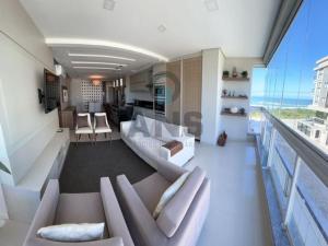 sala de estar con muebles blancos y balcón en Cobertura com piscina aquecida Mariscal 205 Palm, en Bombinhas