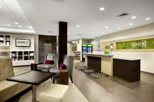 un vestíbulo de una tienda con mesa y sillas en Home2 Suites by Hilton West Valley City, en West Valley City
