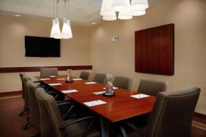 une salle de conférence avec une grande table et des chaises en bois dans l'établissement Hampton Inn and Suites Salem, à Salem