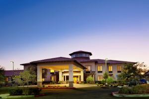 um edifício com uma torre em cima dele em Hampton Inn & Suites Arroyo Grande em Arroyo Grande