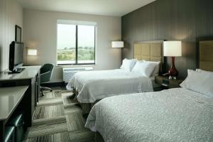Postel nebo postele na pokoji v ubytování Hampton Inn & Suites Arroyo Grande + 22 fotografií
