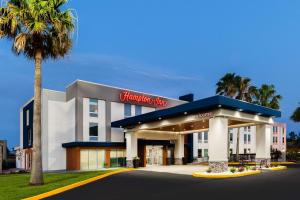 a hotel with a sign on the front of it at Hampton Inn Sulphur in Sulphur