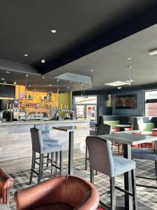 un restaurante con mesas y sillas y un bar en Rooms Kingswood, en Bristol