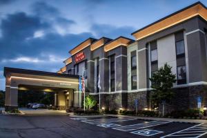 een weergave van een hotel met een parkeerplaats bij Hampton Inn & Suites Stillwater in Stillwater