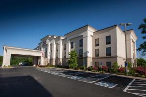 een weergave van een hotel met een parkeerplaats bij Hampton Inn & Suites Stillwater in Stillwater