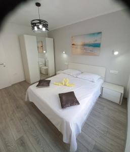 a bedroom with a large bed with white sheets at Apartment Sunset in Trogir