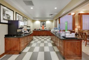 a waiting room with a hair salon with a counter at Hampton Inn & Suites Southern Pines-Pinehurst in Aberdeen