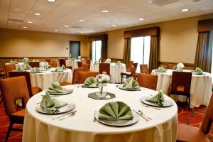 una sala de conferencias con mesas con servilletas verdes. en Hampton Inn & Suites Salinas, en Salinas