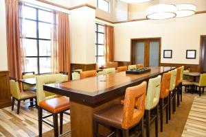 Hampton Inn & Suites Salinas في ساليناس: غرفة طعام مع طاولة وكراسي كبيرة
