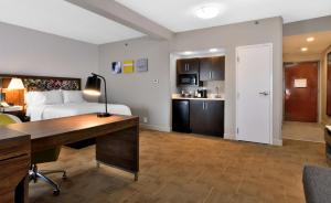 een hotelkamer met een bed, een bureau en een keuken bij Hampton Inn Santee-I-95 in Santee