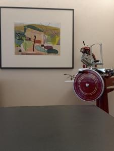 uma pintura numa parede com uma mesa com uma placa vermelha em Agriturismo Podere il Fornacino em Santa Luce