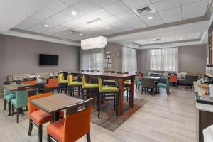 une salle à manger avec des tables et des chaises colorées dans l'établissement Hampton Inn - Springfield, à Springfield