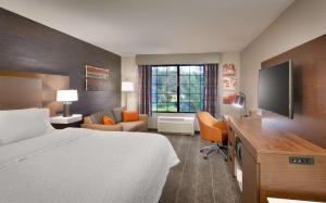 um quarto de hotel com uma cama e uma televisão de ecrã plano em Hampton Inn & Suites Show Low-Pinetop em Show Low