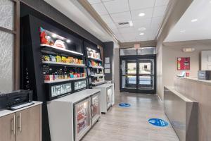un couloir d'épicerie avec des réfrigérateurs dans un magasin dans l'établissement Hampton Inn - Springfield, à Springfield