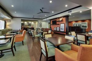 a dining room with tables and chairs in a restaurant at Hampton Inn Vernon in Vernon