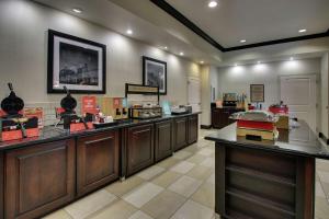 Kuchyň nebo kuchyňský kout v ubytování Hampton Inn Vernon