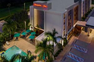 an overhead view of a hotel with a swimming pool at Hampton Inn Ellenton/Bradenton in Ellenton