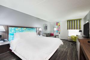 Habitación de hotel con cama grande y TV en Hampton Inn Ellenton/Bradenton, en Ellenton