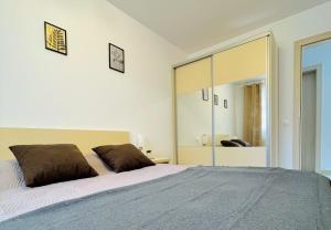 Postel nebo postele na pokoji v ubytování Mountain Crib in Urban Plaza w. Parking & Netflix