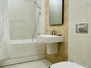 Koupelna v ubytování Mountain Crib in Urban Plaza w. Parking & Netflix