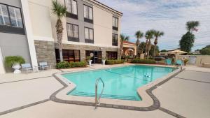 Hampton Inn St. Simons Island内部或周边的泳池