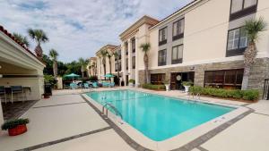 einen Pool im Innenhof eines Apartmentgebäudes in der Unterkunft Hampton Inn St. Simons Island in Saint Simons Island