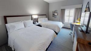 Hampton Inn St. Simons Island客房内的一张或多张床位