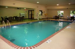 una gran piscina en una habitación de hotel en Hampton Inn St. Louis-Chesterfield, en Chesterfield
