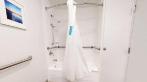 Hampton Inn St. Simons Island的一间浴室